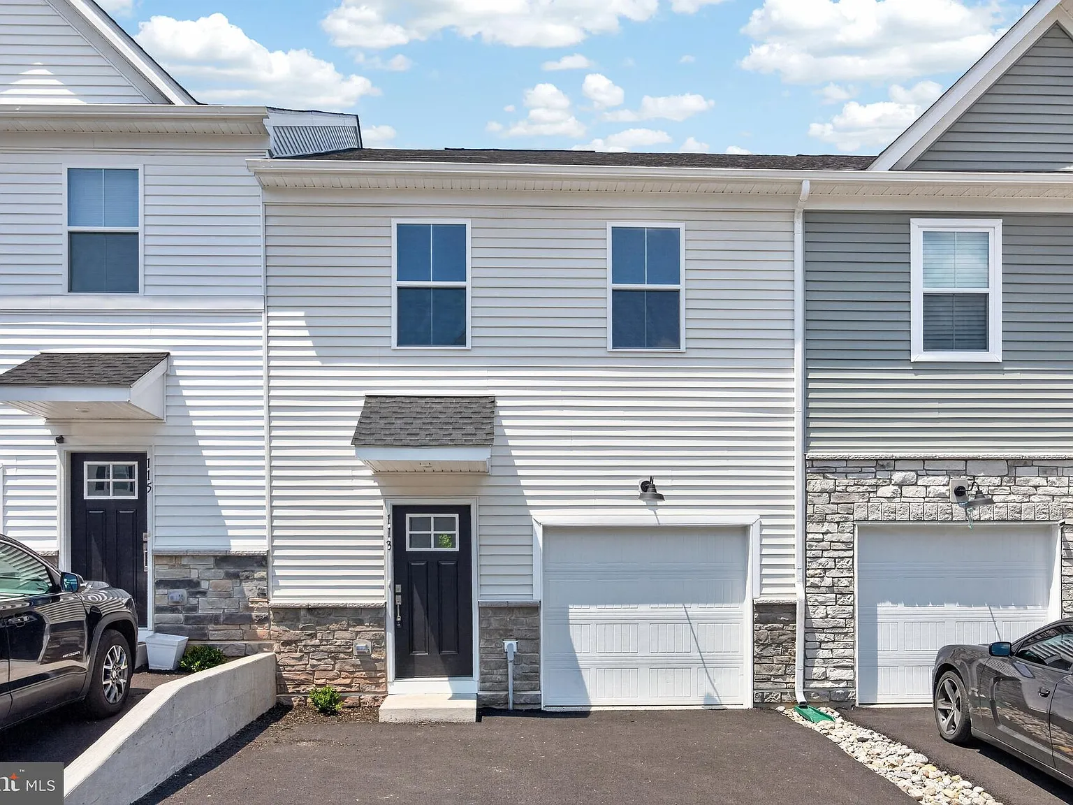 3 bed, 2.5 bath, 2084 sqft, $2,900 — Photo 1