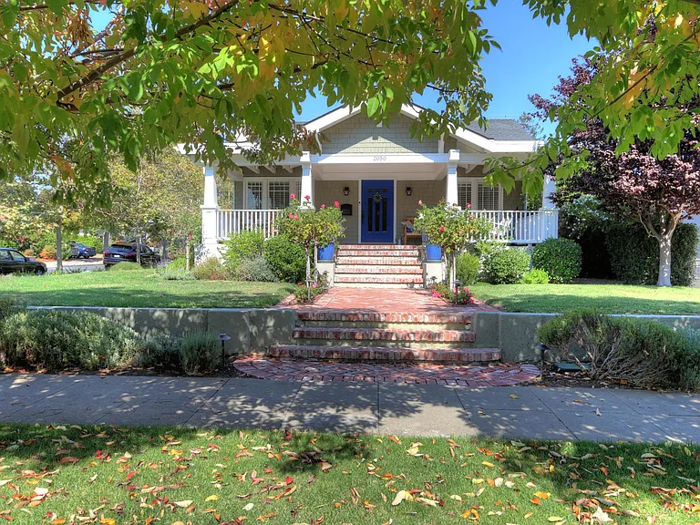 2050 Brewster Ave — Photo 3