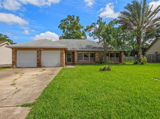 206 Stanford St, Lake Jackson, TX 77566