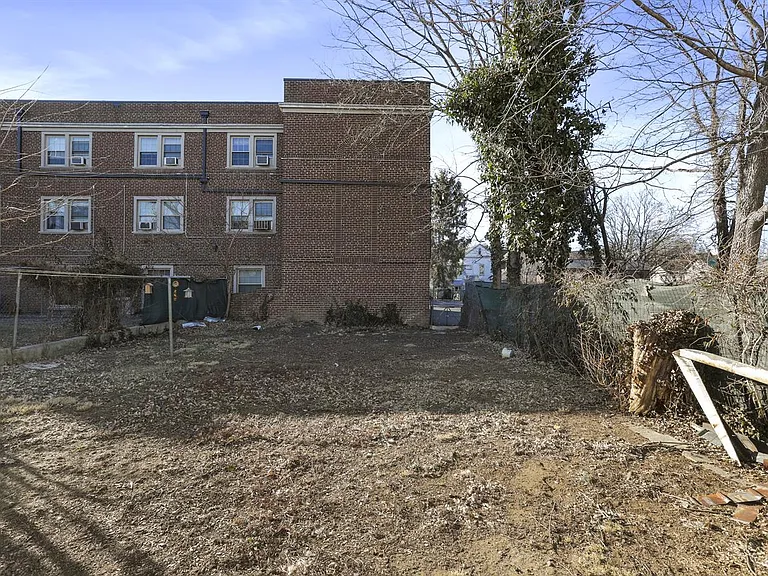 216-218 N College St — Photo 25