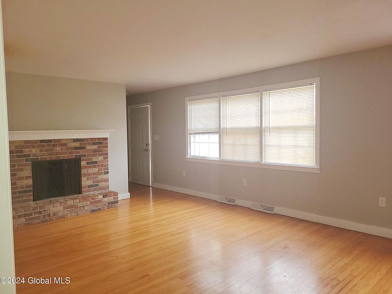 4th image of 40 James Street