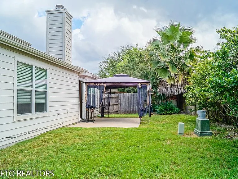 2819 Foster Hill Dr — Photo 4