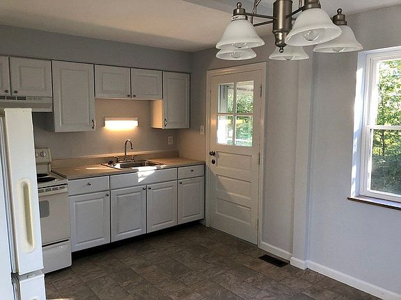 Kitchen-Exit to fenced yard