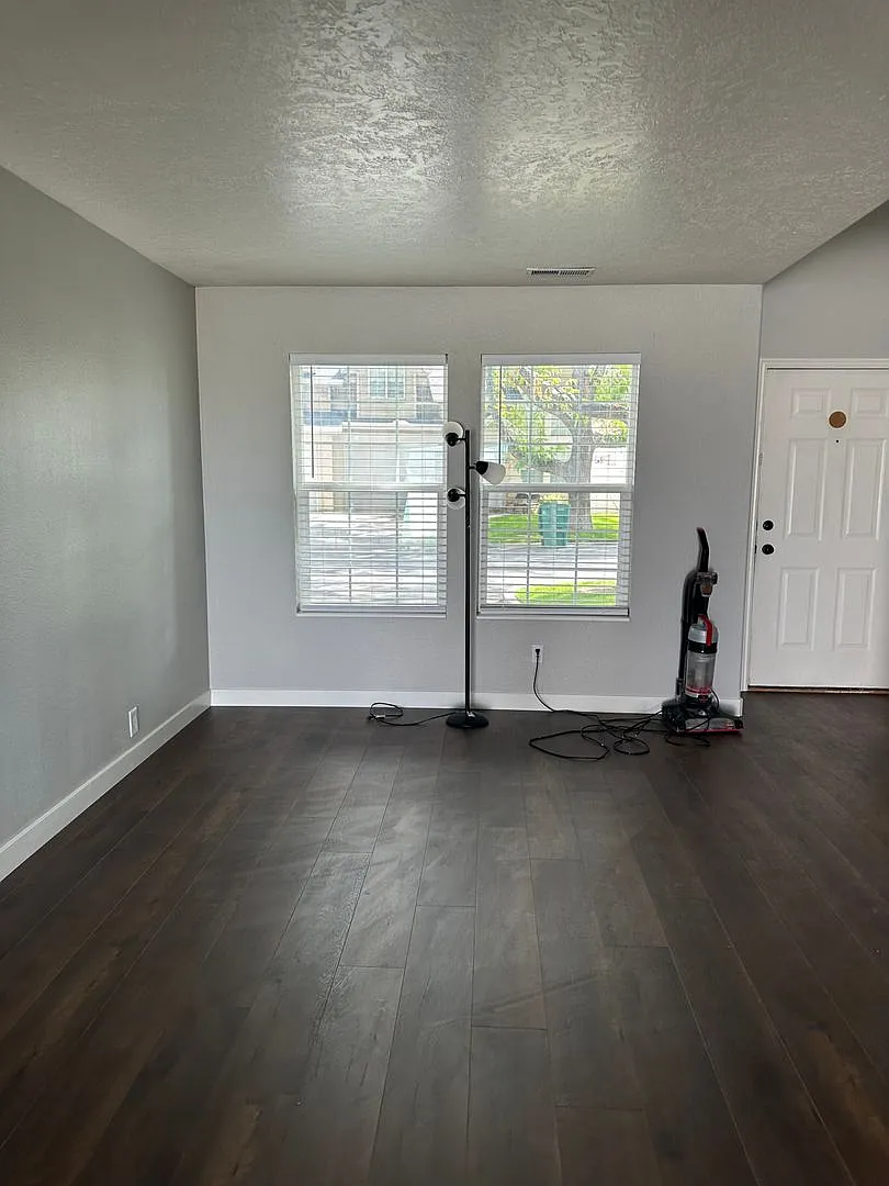 Don't Miss this 3 Bed 2.5 Bath Townhouse in Orem — Photo 3