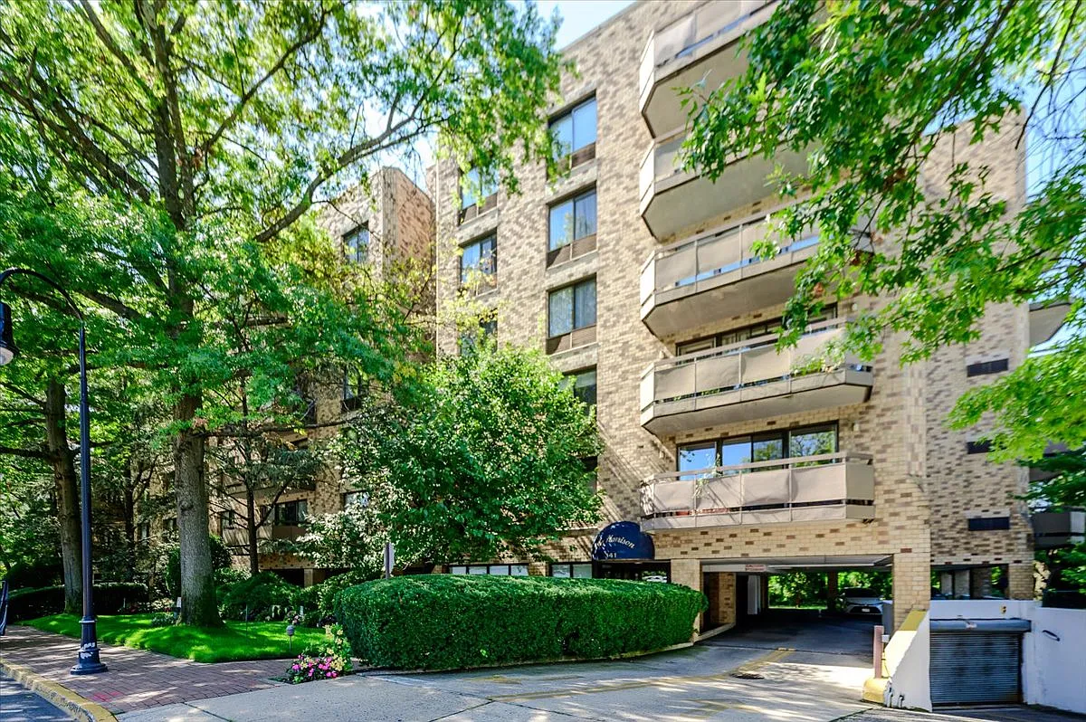 2 bed, 1.5 bath, 1100 sqft, $4,350 — Photo 1