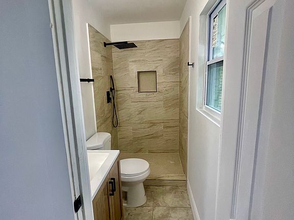5th image of 732 Katherine St