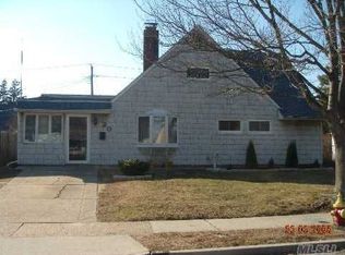 20 Springtime Ln E, Levittown, NY 11756
