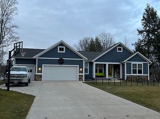 4261 W Pine Bluff Dr, Grant, MI 49327