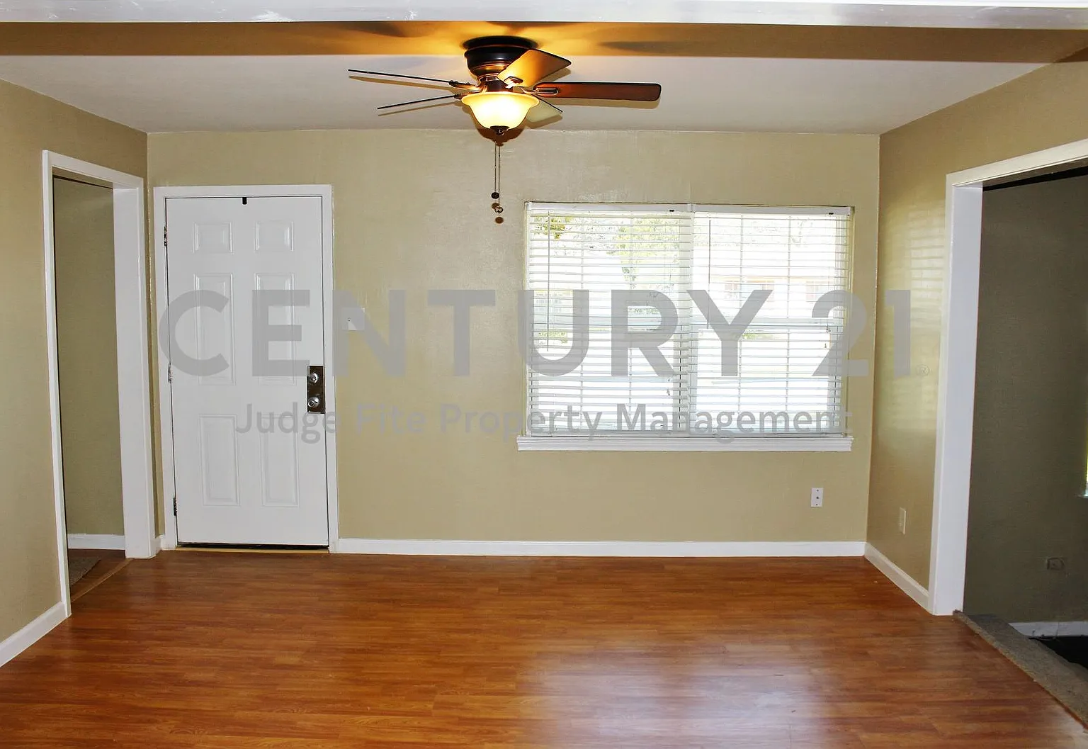 Charming 3/1 in Great Dallas Location For Rent! — Photo 2