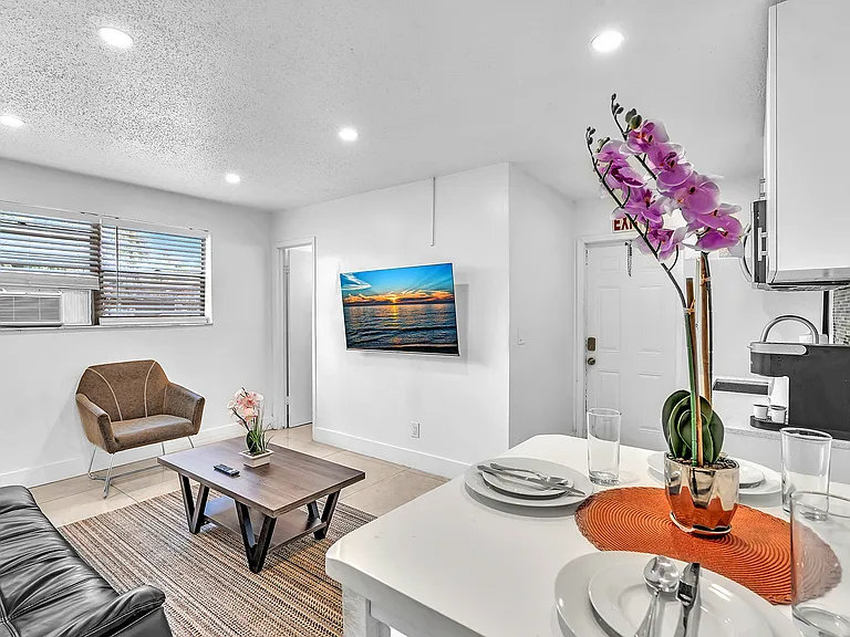 2121 McKinley St #1 — Photo 2