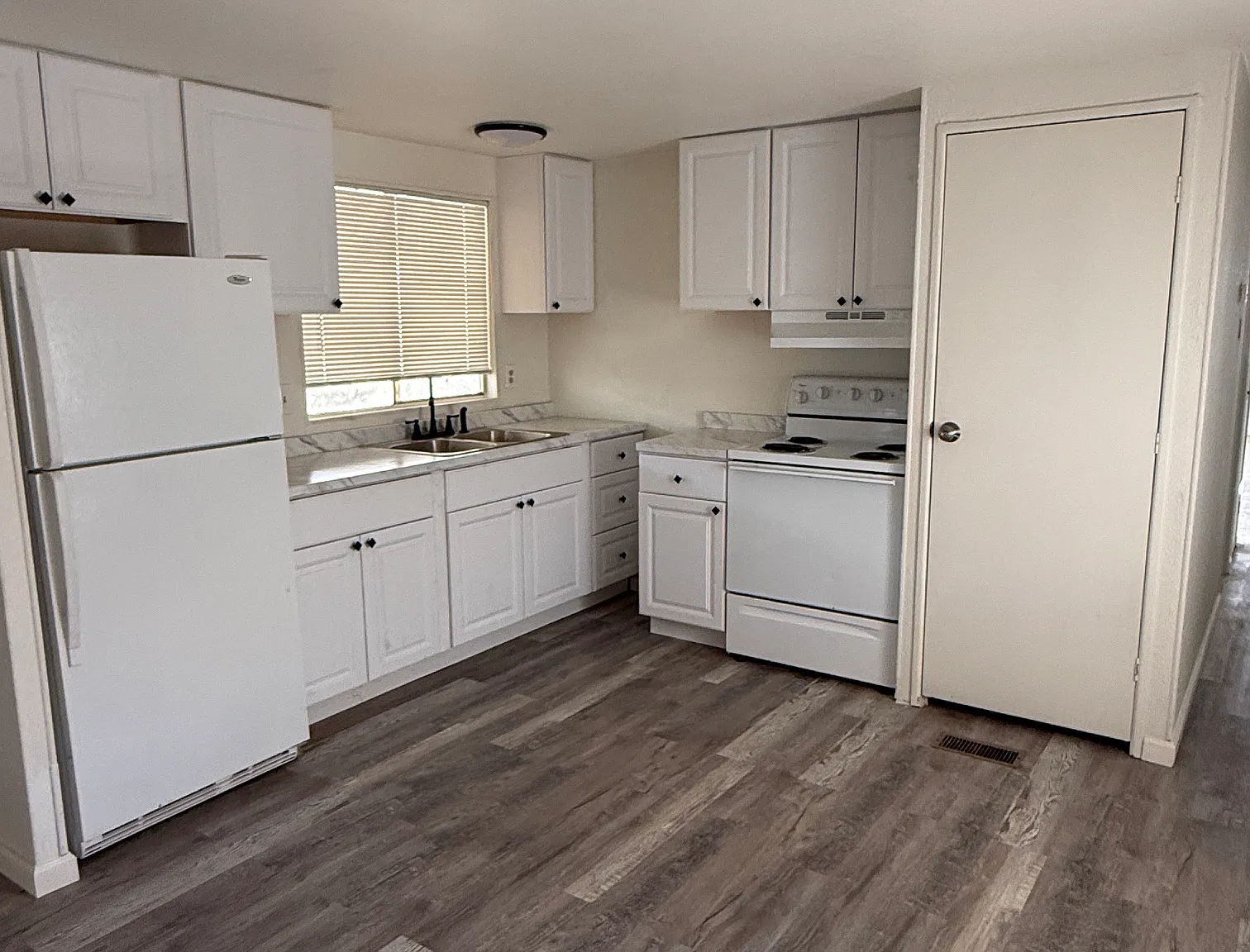 3 bed, 840 sqft, $1,410 — Photo 4