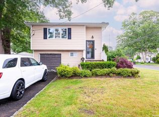 24 California Ave, Bay Shore, NY 11706