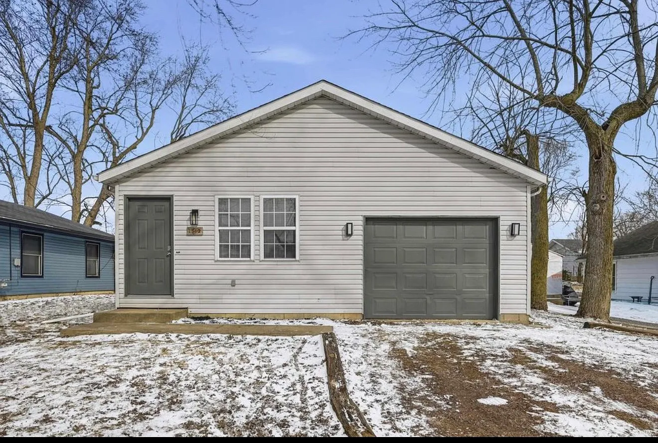 3 bed, 1024 sqft, $1,550 — Photo 1
