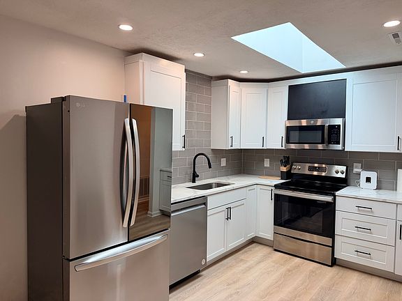 5th image of 903 N Linden St Unit 28