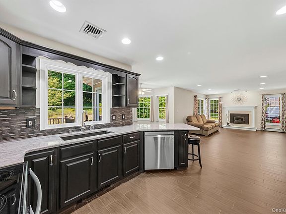 3rd image of 32 Robinson Lane