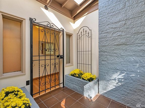 4th image of 10508 Victory Ln NE
