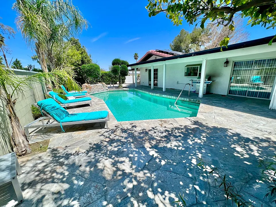 590 W Pico Rd