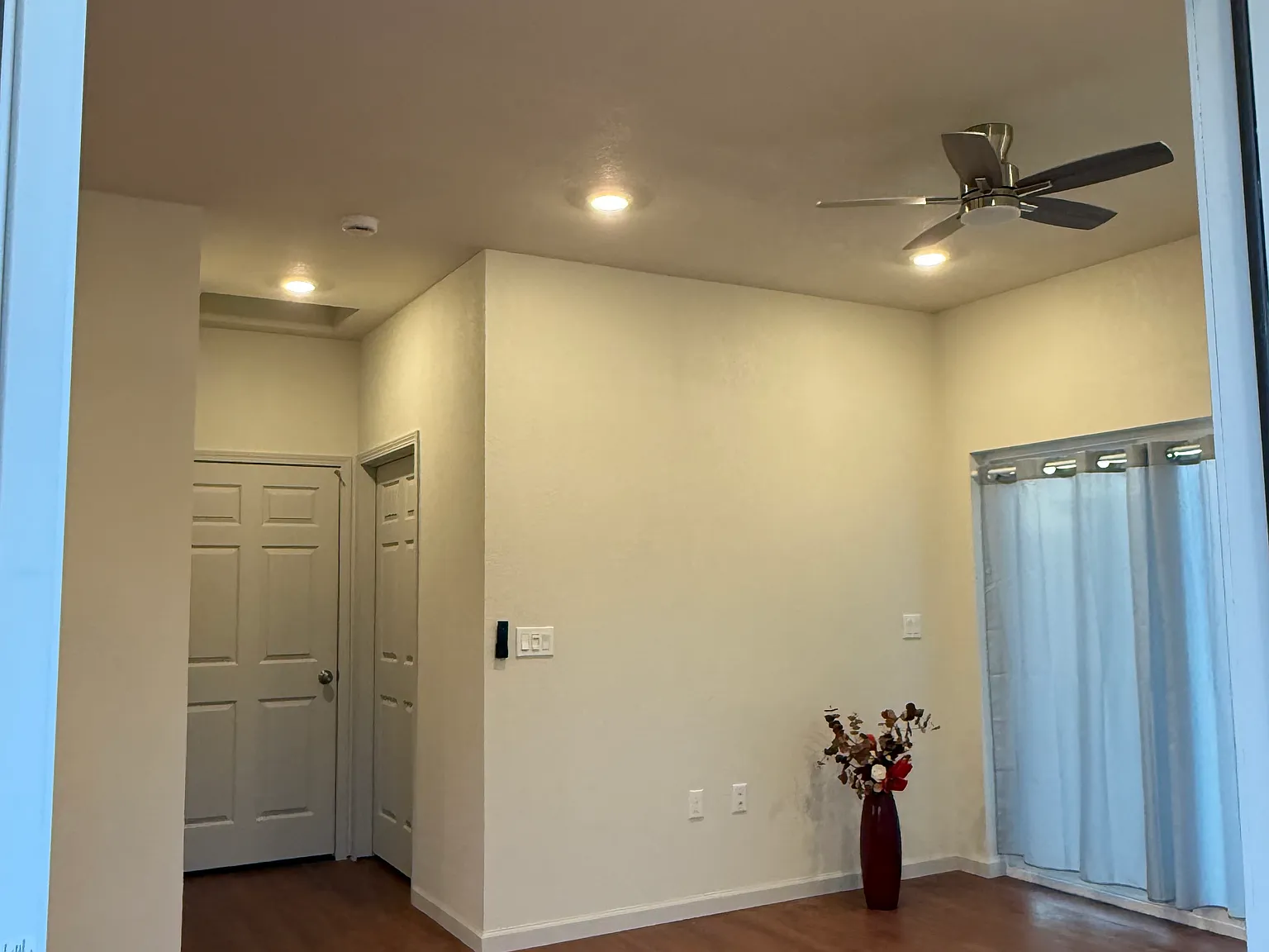 2 bed, 748 sqft, $2,200 — Photo 4
