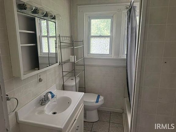 3rd image of 107 Dewey St