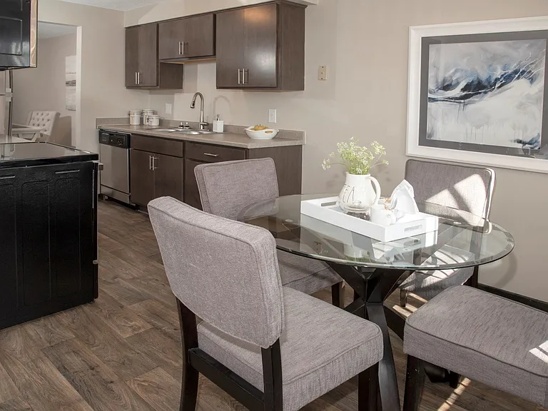 Chateau Apartments — Photo 6