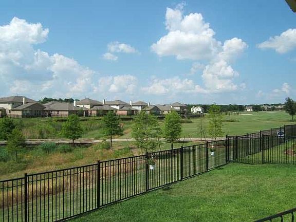 4th image of 806 Bent Wood Pl