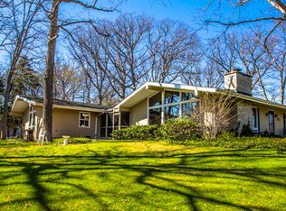 16 Hawthorn Dr, Hawthorn Woods, IL 60047