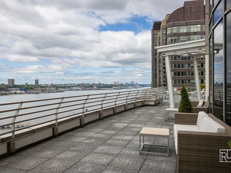 120 Riverside Blvd #7U — Photo 19