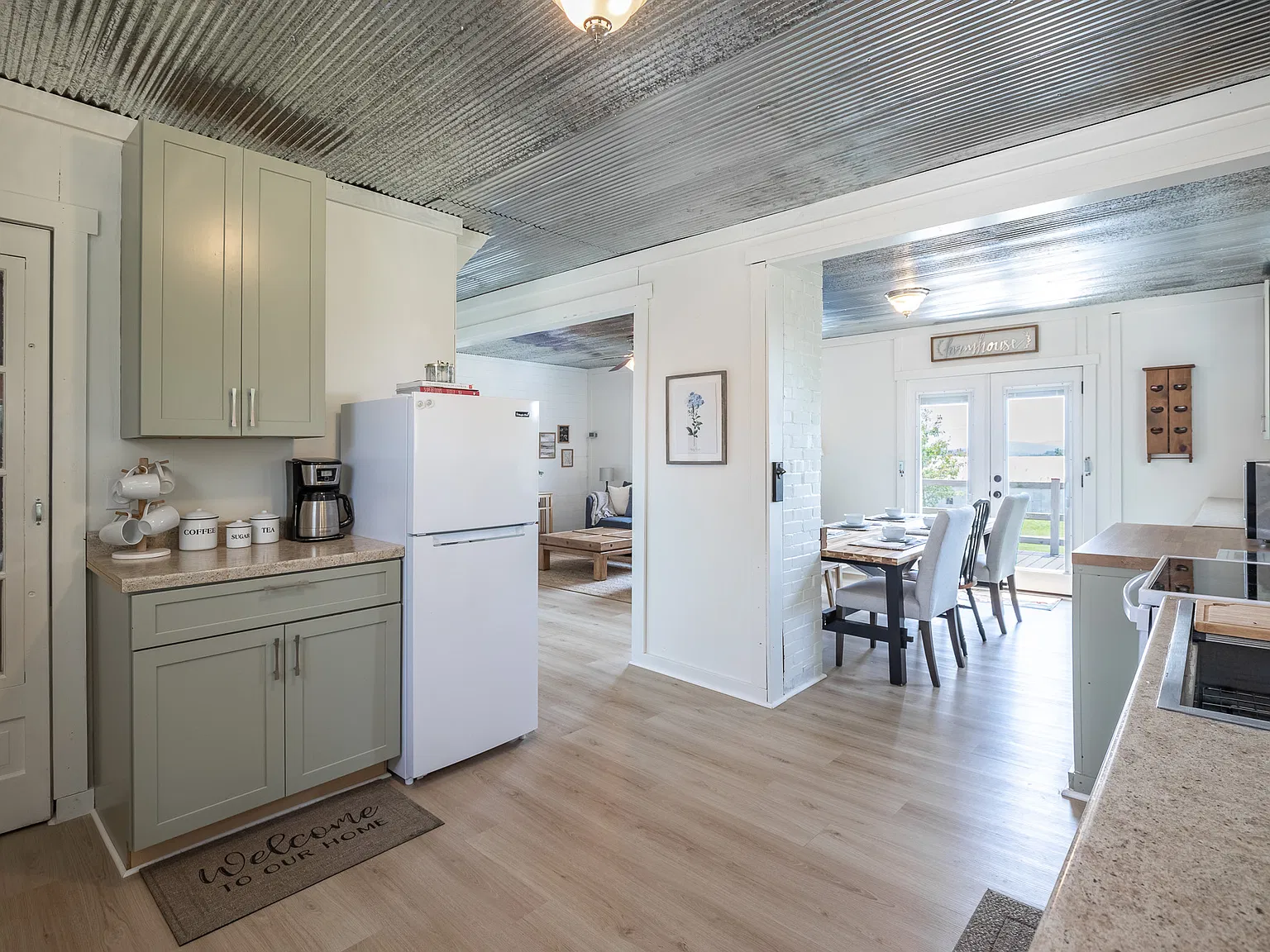 3 bed, 1200 sqft, $2,500 — Photo 3