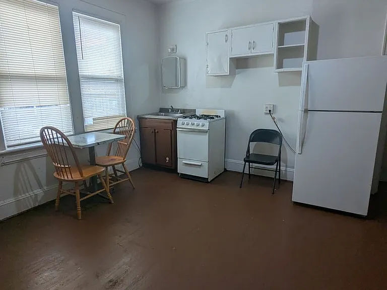 118-120 Sanford Pl — Photo 3