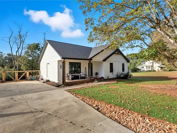 218 Taylor St, Yadkinville, NC 27055