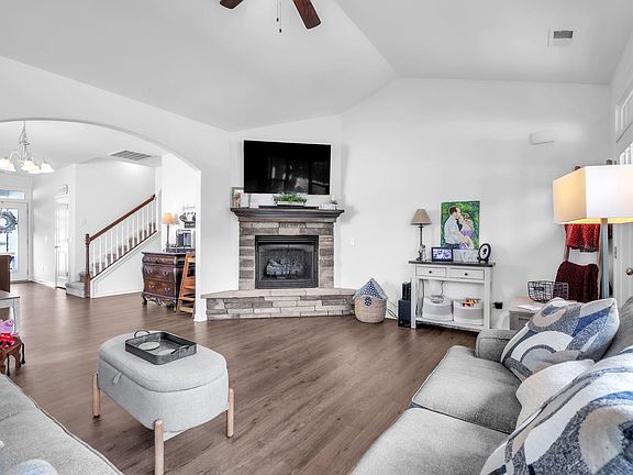 3rd image of 108 Shumard Ln