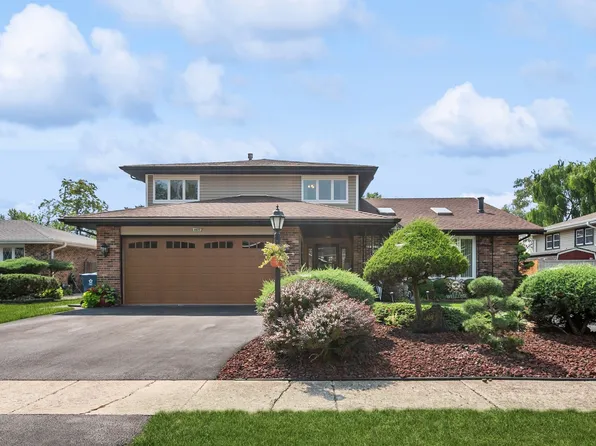 8625 W Sun Valley Dr, Palos Hills, IL 60465