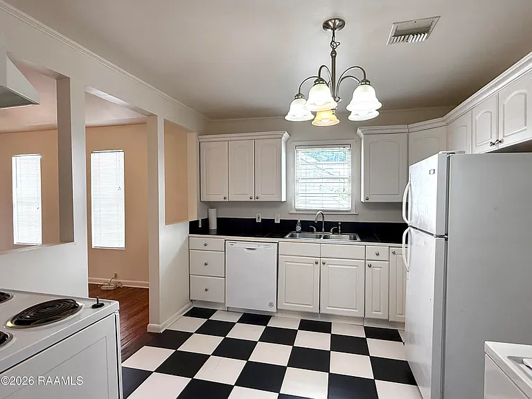 305 General Mouton Ave #B — Photo 10