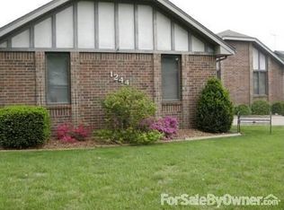 1244 W Riverside St, Springfield, MO 65807