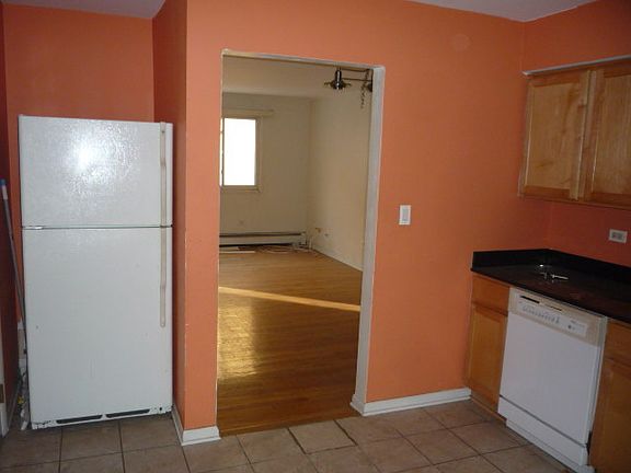 5th image of 1619 W Howard St #B5