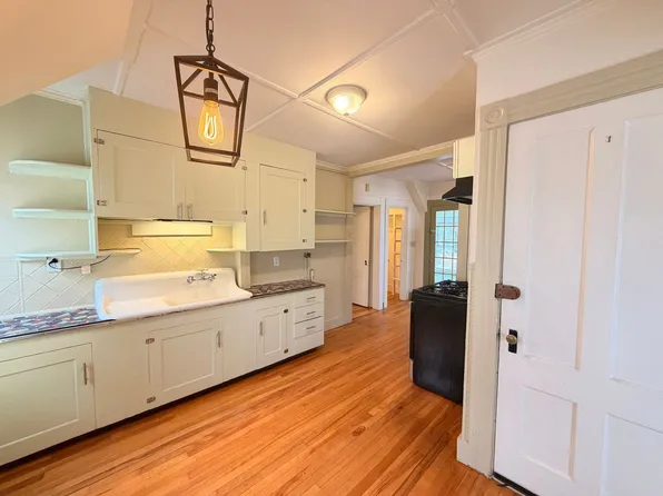636 Summer St APT 3, Manchester, NH 03103
