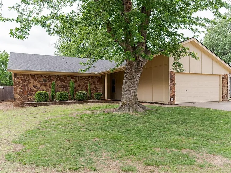 320 Elwood Dr — Photo 1