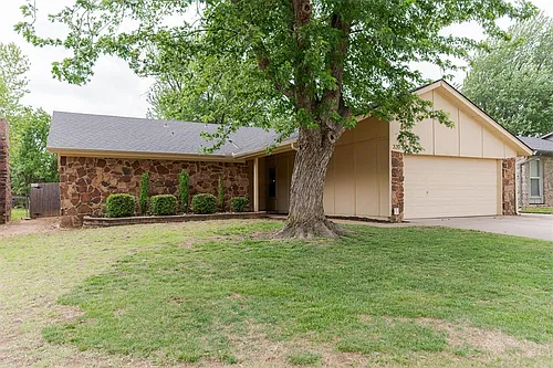 320 Elwood Dr Photo 1