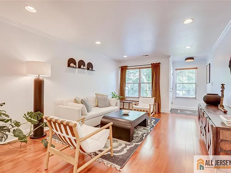 403 Somerset Ct — Photo 5