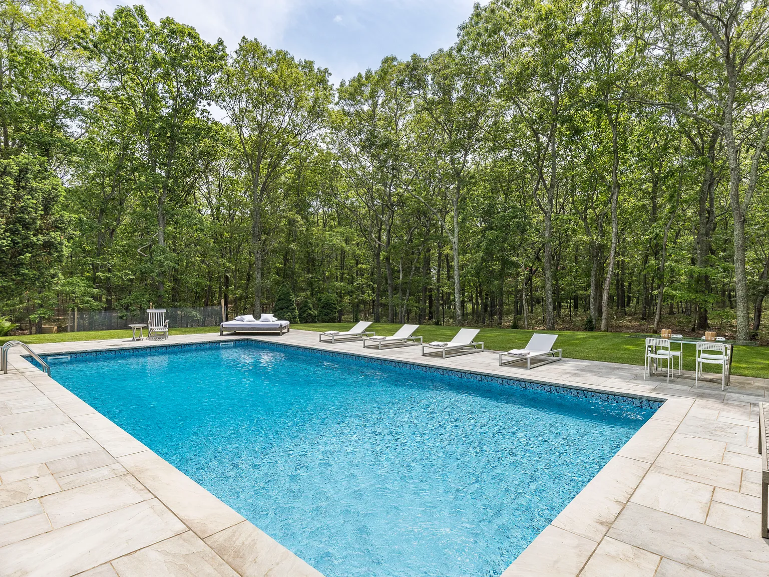 Private East Hampton Enclave With Pool — Photo 3
