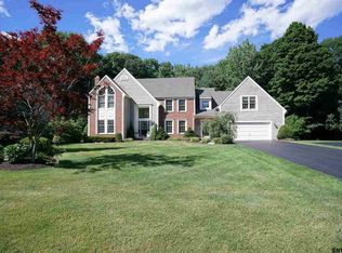 15 County Clare Ln, Niskayuna, NY 12309