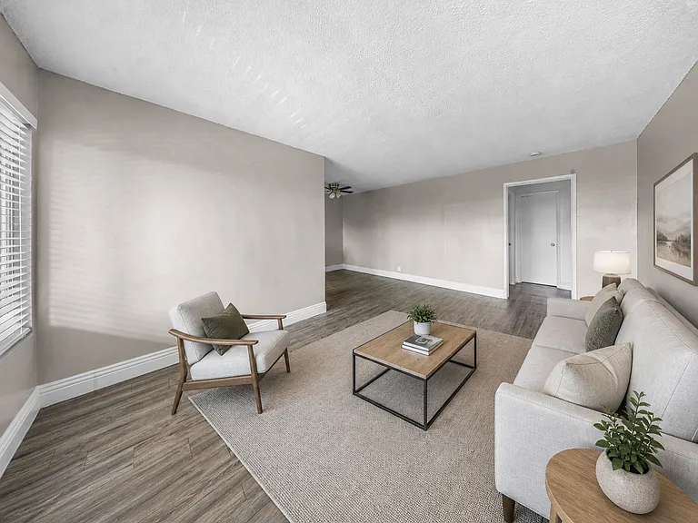 405 W 10th St — Photo 2