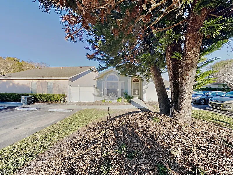 3 bed, 2.0 bath, 1096 sqft, $2,050 — Photo 1