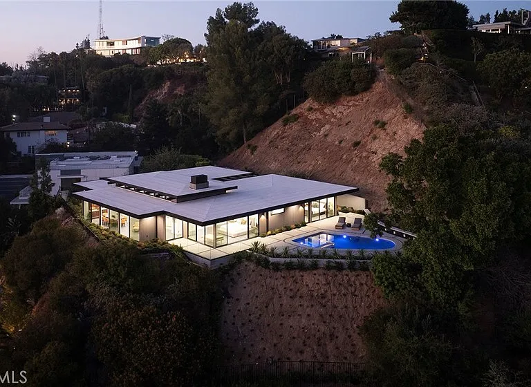 9015 Alto Cedro Dr — Photo 43
