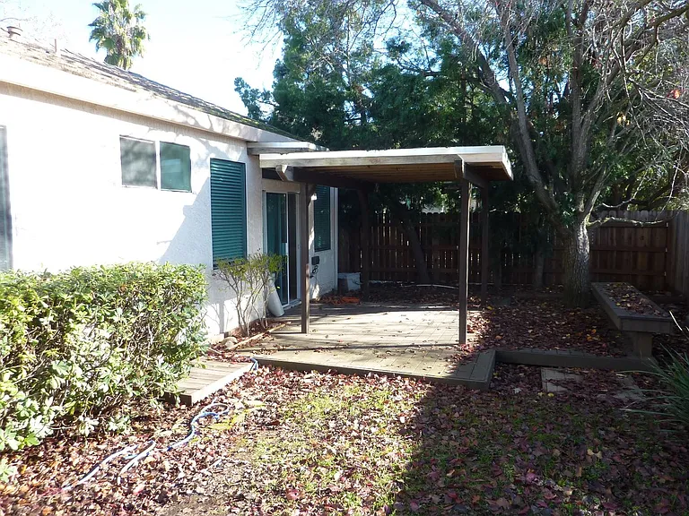 140 Oxburough Dr — Photo 4