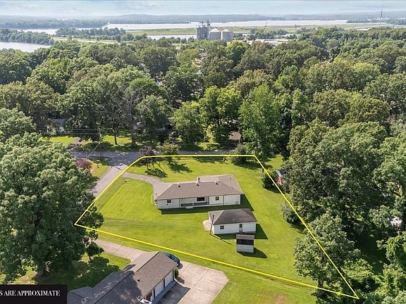 3rd image of 215 Sunset Dr