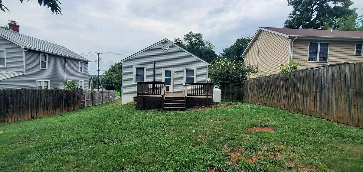 3 bed, 2.0 bath, 1632 sqft, $2,095 — Photo 2