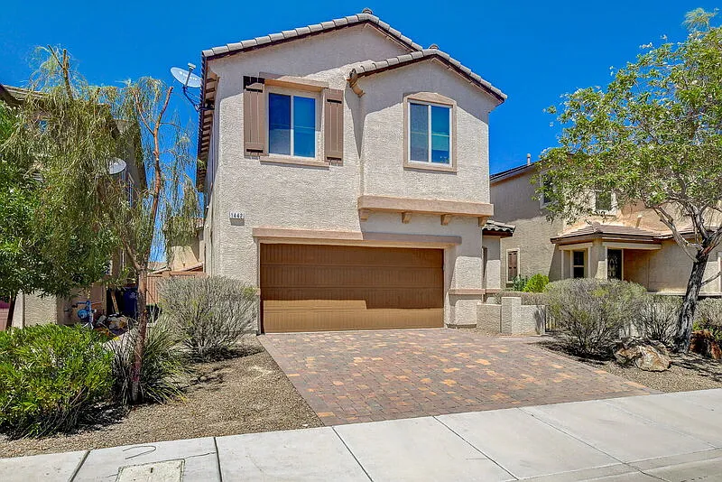 3 bed, 2.5 bath, 1836 sqft, $2,395 — Photo 2