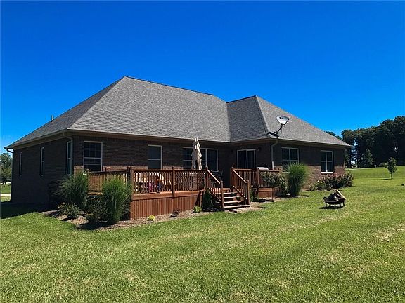 Large deck off the back of the house-great for sunset watching and entertaining
