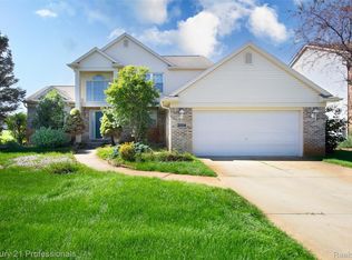2004 Twin Sun Cir, Commerce Township, MI 48390